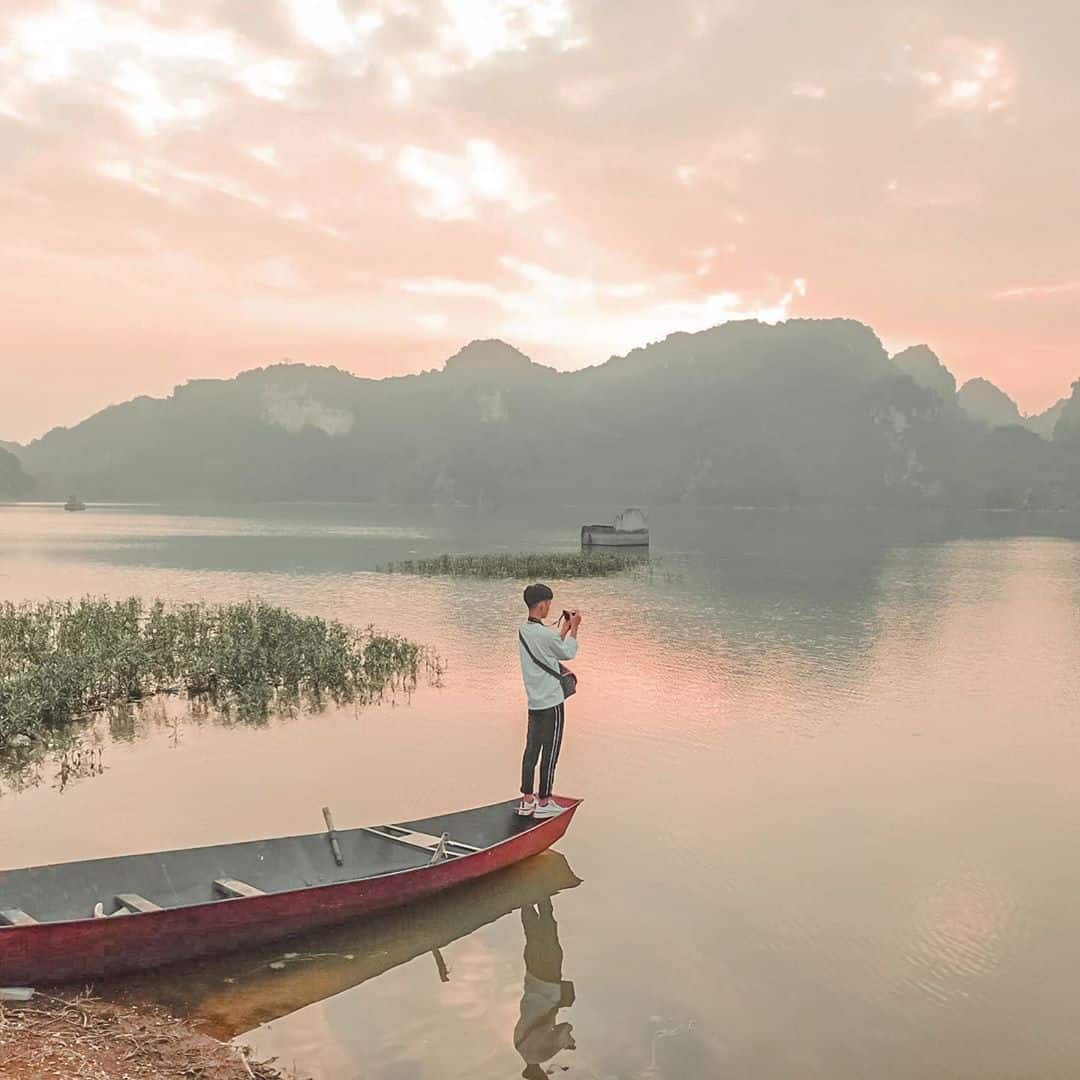 Hồ Quan Sơn yên bình và tĩnh lặng. Ảnh: @quyetquat