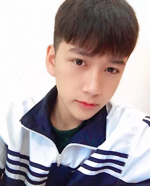 Hot boy mới của Nghệ An sinh năm 2001 đang khiến dân tình "lùng sục": Cao 1m72, mặt baby hết ý! - GUU.vn