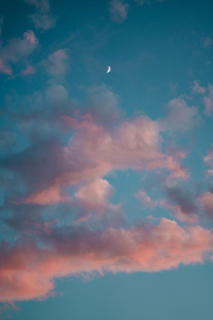 Hình ảnh áng mây hồng trăng lên