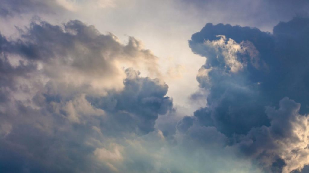 Hình ảnh mây dạng thấu kính cực lạ