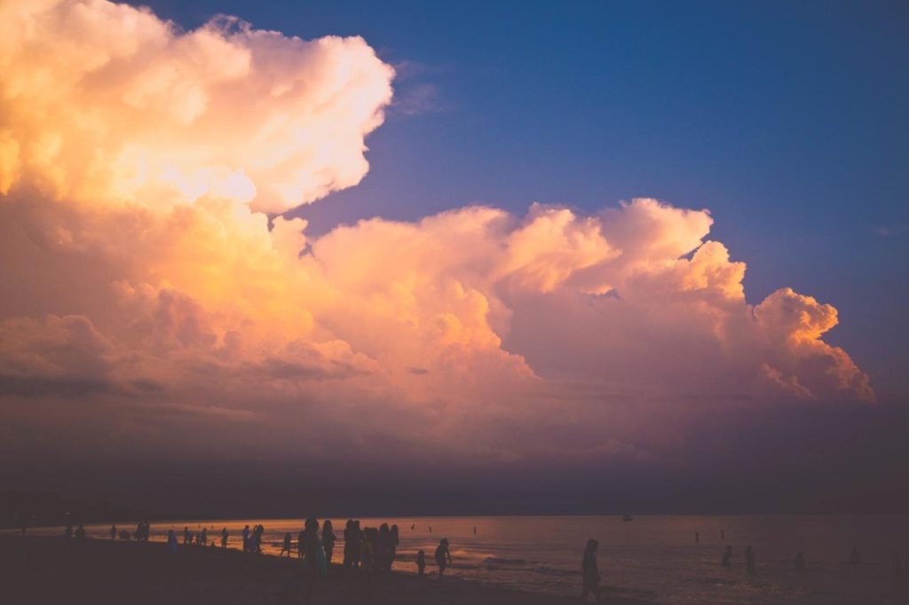 Hình ảnh rặng mây hoàng hôn trên bờ biển