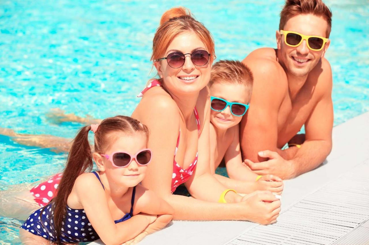 Ảnh chụp cả gia đình cùng đi chơi ở bể bơi