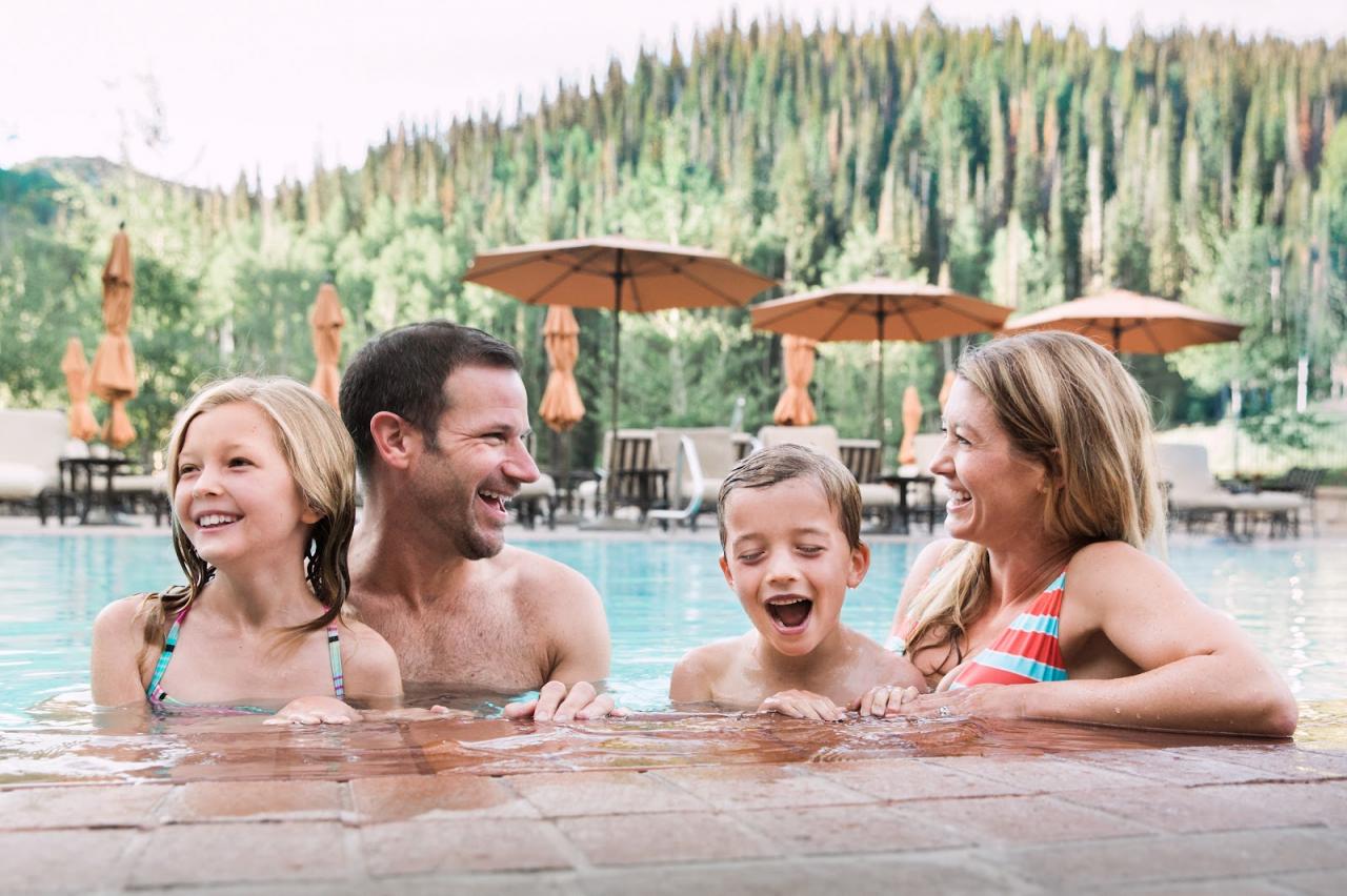 Gia đình cùng nhau đi bể bơi hạnh phúc
