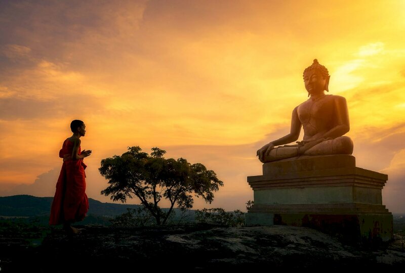 Ảnh bìa của một nhà sư xinh đẹp đang lạy Phật